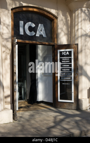 Ein Schild vor dem Eingang in die ICA in The Mall, London Stockfoto