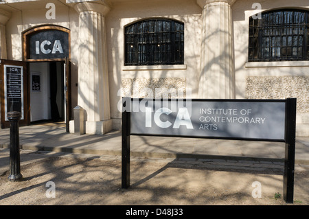 Ein Schild vor dem Eingang in die ICA in The Mall, London Stockfoto