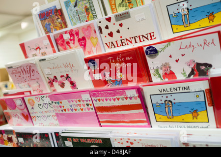Valentinstag Karten zum Verkauf in einem Shop UK Stockfoto