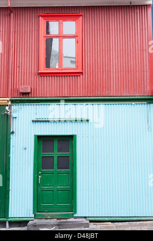 Bunt bemalten Wellblech verkleidete Gebäude in Reykjavik Island Stockfoto