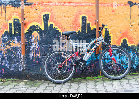 Ein Zyklus eine bedeckt Graffitiwand in Reykjavik Island gelehnt Stockfoto