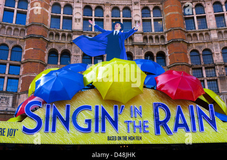 Eine Anzeige für die musikalische "Singin' in the Rain" deckt die Vorderseite des Palace Theatre. Stockfoto