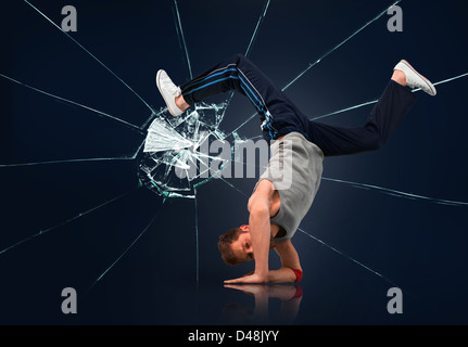 Break Dancer balancieren auf Unterarme Stockfoto