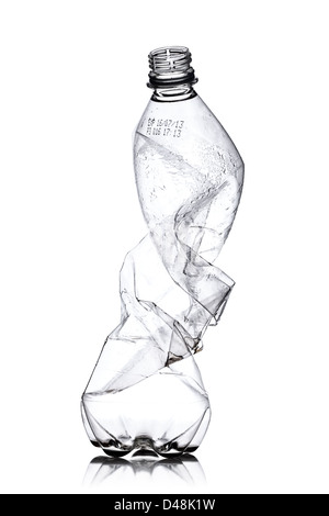 zerschlagen Leere Plastikflasche, isoliert auf weißem Hintergrund Stockfoto