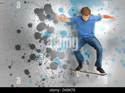 Männliche Skateboarder einen Ollie-Trick zu tun Stockfoto