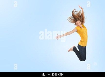 Hübsche junge Frau springen vor Freude Stockfoto