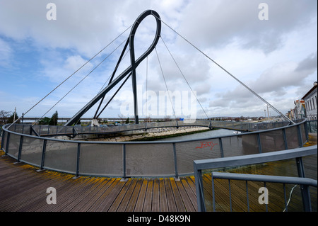 Kreisförmige Fußgängerbrücke in Aveiro, Portugal, Europa Stockfoto