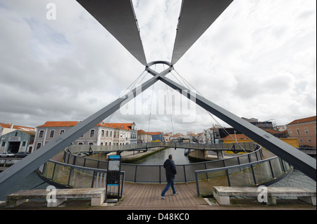 Kreisförmige Fußgängerbrücke in Aveiro, Portugal, Europa Stockfoto