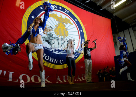 Die Cheerleader der Dallas Cowboys treten für die Seeleute der US Navy im Zuständigkeitsbereich der 5th Fleet auf und fördern die Moral während ihres Einsatzes im Nahen Osten. Stockfoto