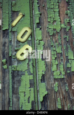 Verfallende Farbe auf Hausnummer 106 in Cincinnati, Ohio, USA. Stockfoto