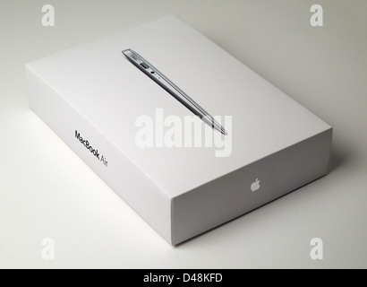 Apple MacBook Air 11' Feld isoliert auf weißem Hintergrund Stockfoto