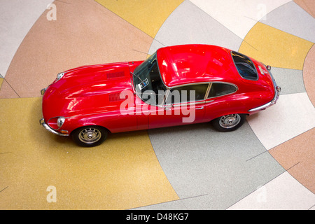 Draufsicht auf einen roten Jaguar E-Type Oldtimer britischer Sportwagen Stockfoto