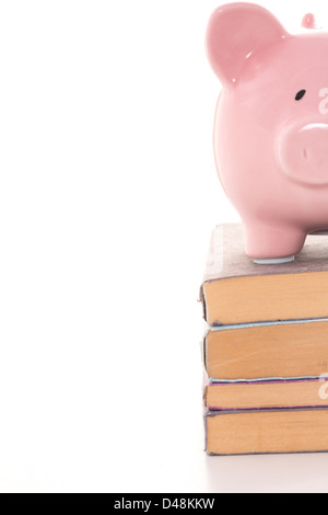 Piggy Bank stehend auf Stapel Bücher Stockfoto