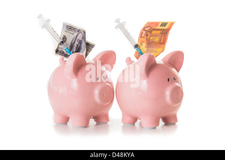 Dollar und Euro-Banknoten und Spritzen ragte aus Sparschweine Stockfoto