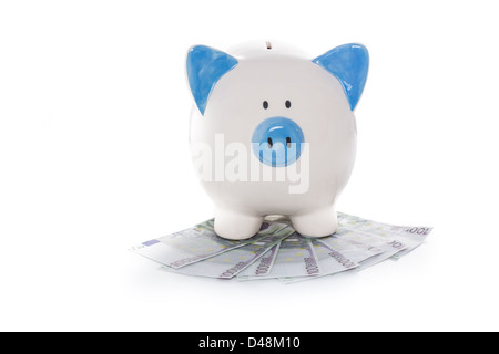 Hand bemalt blau-weiße Sparschwein auf Haufen von Euro Stockfoto