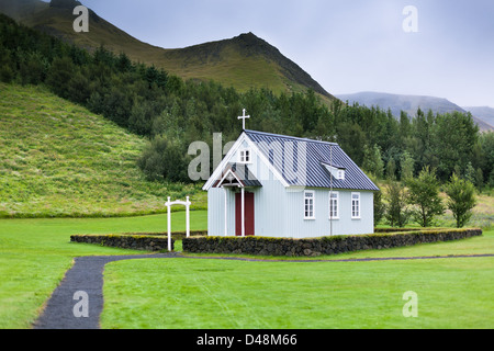 Typische isländische Landkirche in Abstellgleis Haus am bewölkten Tag Stockfoto