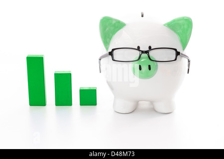 Sparschwein mit Brille mit grünen Graph-Modell Stockfoto