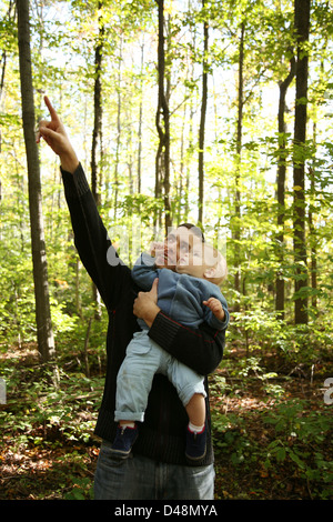 Vater Sohn der Lehre im Wald Stockfoto