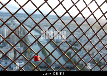 Eine Liebe Sperre gesperrt, um eine Barrikade Draht in einem Turm in Paris Frankreich. Als Symbol für das Versprechen der Liebe zwischen zwei Personen. Stockfoto