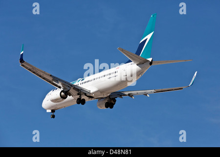 Eine Boeing 737 der kanadischen Fluggesellschaft Westjet im Endanflug Stockfoto