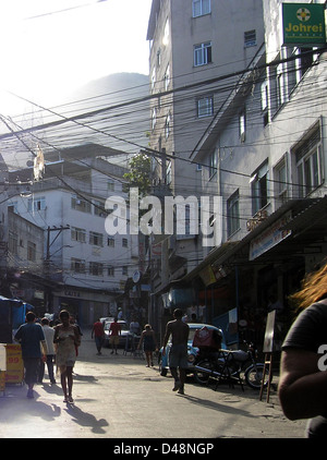 Rocinha in Rio de Janeiro, Brasilien, ist eine der größten Favelas des Landes. Im April 2006 wurde es zum Thema Stadtentwicklung und Herausforderungen des informellen Wohnens. Das Gebiet ist geprägt von dicht gepackten, informellen Wohnungen, die die komplexen Probleme im Zusammenhang mit Slums und städtischer Ungleichheit hervorheben. Stockfoto