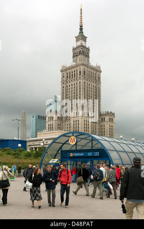 Warschau, Polen, der Palast der Kultur im Stadtzentrum und der Metrostation CENTRUM Stockfoto