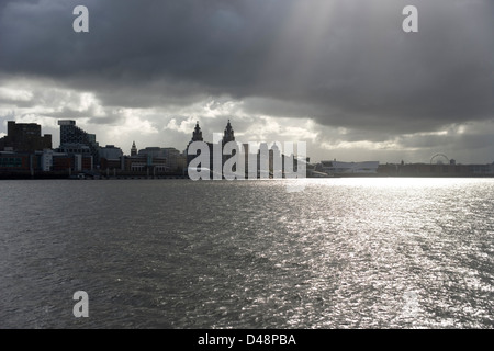 Sturm über Liverpool und das Leber-Gebäude und das Mersey River von der Mesey Fähre Stockfoto