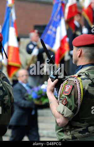 Veteranen, Soldaten, Polizei & Öffentlichkeit versammeln sich vor dem Arc de Triomphe, WWII Victory Day zu feiern. Albi, Frankreich Stockfoto