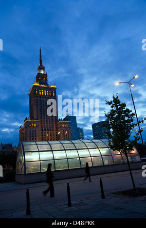 Warschau, Polen, der Palast der Kultur und der Metrostation Centrum am Abend Stockfoto