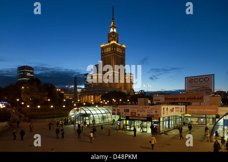 Warschau, Polen, der Palast der Kultur und der Metrostation Centrum am Abend Stockfoto