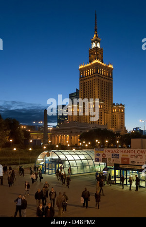 Warschau, Polen, der Palast der Kultur und der Metrostation Centrum am Abend Stockfoto