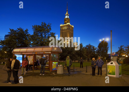 Warschau, Polen, der Palast der Kultur und eine Bushaltestelle in der Nacht Stockfoto