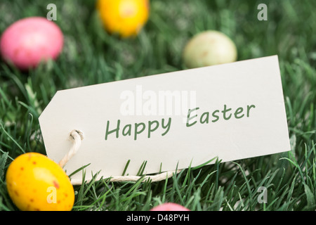 Happy Easter-Tag mit Ostereiern Stockfoto