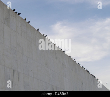 Im April 2006 blieb die Stadt Brasília, entworfen von Oscar Niemeyer und Lúcio Costa, ein Symbol der modernistischen Stadtplanung in Brasilien. Die monumentalen Gebäude der Stadt, wie die Kathedrale von Brasília und der Nationalkongress, verkörpern die Vision der brasilianischen modernistischen Architekten, wobei die Stadtgestaltung Raum, Licht und Offenheit betont. Stockfoto