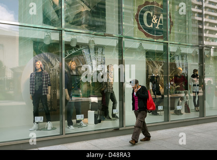 Warschau, Polen, geht Man vorbei an einem Schaufenster telefonieren C & A Stockfoto