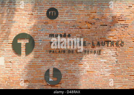 Das Zeichen für das Toulouse-Lautrec auf einer roten Backsteinmauer. Albi, Tarn, Frankreich Stockfoto