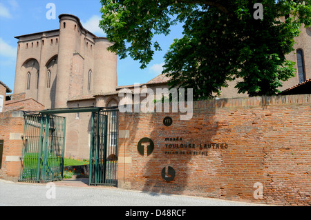 Das Zeichen für das Toulouse-Lautrec auf einer roten Backsteinmauer vor oder das Palais De La Berberie. Albi, Frankreich Stockfoto