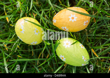 Drei Ostereier in Folie verpackt Stockfoto