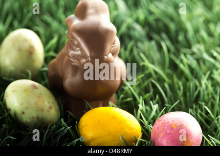 Schokohasen mit kleinen Ostereiern Stockfoto