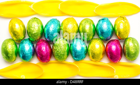 Bunte Folie gewickelt Ostereier mit Tulpe Blütenblätter Stockfoto