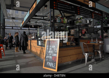 Kopenhagen, Dänemark. 8. März 2013. Copenhagen Restaurant hat die Möglichkeit, kurz nach der Europäischen Pferdefleischskandal legitime Pferdefleisch auf ihrer Speisekarte anzubieten beschlagnahmt. Die Gorm Torvehallerne dient eine Pizza mit dünn geschnittenen geräucherte und gesalzene Filet vom Pferd mit Brokkoli und Rocula gekrönt. Menü Board lesen: "Bist du bereit für einen Skandal, dann Gorm Pizza mit Horseflesh wird ein tolles Finale." Auf der Speisekarte Dienstag, jetzt ausverkauft. Bildnachweis: Niels Quist / Alamy Live News Stockfoto