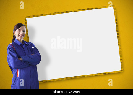 Weibliche Mechaniker stand vor einem leeren Bildschirm Stockfoto