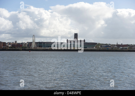 Liverpool Echo Arena, BT Convention Centre und die anglikanische Kathedrale in Liverpool und Mersey River von der Mersey Ferry Stockfoto