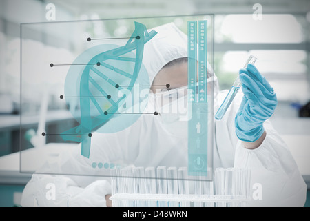 Chemiker, vorsichtig mit blauer Flüssigkeit und futuristische Schnittstelle arbeitet Stockfoto