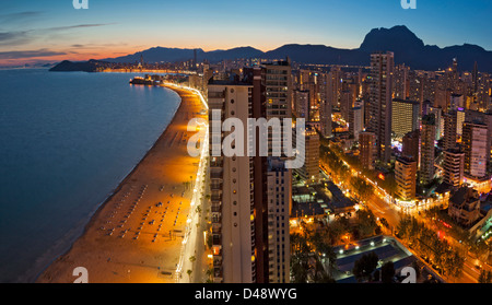 Von Benidorm Levante Strand, Panorama vom nördlichen Ende Ecke in der Dämmerung mit seiner Promenade, vordere Hotels und Ferienwohnungen beleuchtet. Stockfoto