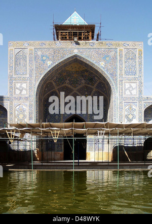 Die Imam-Khomeini-Moschee in Isfahan ist ein exemplarisches islamisches Gebäude mit komplizierten Fayence-Fliesen, Blumenmosaiken und dem charakteristischen Iwan. Seine atemberaubenden architektonischen Details, wie die türkisfarbenen Fliesen und geometrischen Muster, sind Höhepunkte der persischen Architektur der Safawiden. Diese Moschee ist ein Symbol des religiösen und kulturellen Erbes im Iran. Stockfoto