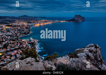 Antenne einen Panoramablick von Calpe an nach unten, die riesigen Felsen von Ifach in den Hintergrund, Alicante, Costa Blanca, Valencia, Spanien Stockfoto