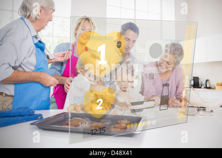 Großfamilie Backen zusammen mit futuristischen interface Stockfoto