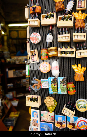 Souvenir-Shop verkaufen Kühlschrank-Magnete, die die französische Küche und Wein, mit Baguette und Käse darstellen. Cordes, Tarn, Frankreich Stockfoto