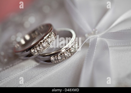 Ein Bräutigam und Braut Hochzeit Bänder auf einem dekorativen Kissen abgebildet. Stockfoto